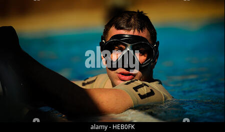 Mitglied der US Air Force vom Special Tactics Training Squadron, Air Force Special Operations Command, Hurlburt Field, Florida, liegt auf der Seite des Pools während der Pre-Scuba training 21 September. Stockfoto