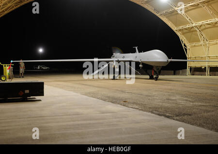 Ein MQ-1 Predator Unmanned Aerial Vehicle bereitet sich bereits für eine Nacht-Flug über den südöstlichen Irak 29. Juli 2009 starten. Das Flugzeug in einer Überwachung und Aufklärung Rolle dient aber ist auch in der Lage zwei AGM-114 Hellfire-Raketen abfeuern. Stockfoto