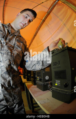 Airman 1st Class James Baker, Notfallmanagement Geselle, der 379th Expeditionary Bauingenieur-Geschwader zugewiesen verwendet eine Stimulans für eine Funktionsprüfung auf-22 chemischen Detektoren 1. Oktober 2008, an einem geheimen Luftwaffenstützpunkt in Südwestasien. Notfallmanagement-Mitglieder sorgen für Ausrüstung und Personal bereit sind, sollten der Feind wählen zu Chemie greifen Waffen Verwendung. Airman Baker, ein Eingeborener von Stafford, VA., wird von Yokota Air Base, Japan, zur Unterstützung der irakischen Operationen und Enduring Freedom und gemeinsame Task Force-Horn von Afrika eingesetzt.  Personal-Sergeant Darnell T. Cannady Stockfoto