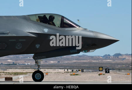 Eine F-35 Lightning II steht für den Start auf der Nellis Air Force Base, Nevada bereit. Das Flugzeug ist ein Multifunktionsjäger der fünften Generation, der Tarnschutz-, Präzisions- und Luftreperenz-Missionen durchführen kann. Es unterstützt fortgeschrittene Kampfhandlungen und operative Bereitschaftsübungen. Stockfoto