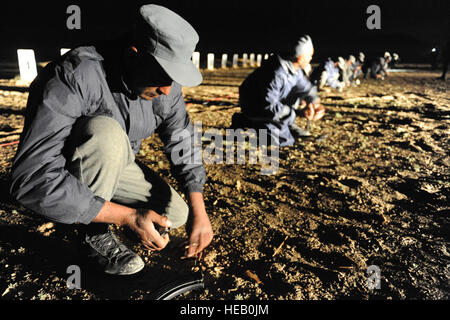 100426-F-5561D-001-Kabul - lädt ein afghanischen nationalen zivilen Ordnung Polizist (ANCOP) 7,62 Runden vor dem qualifying im Brandfall Nacht in Kabul Military Training Center 26. April 2010. ANCOP sind die Elitetruppe der afghanischen Polizei. Sie erhalten zusätzliche Ausbildung in bürgerlichen Ordnung und der städtischen Polizei. ANCOP sind der Schlüssel zur Gewährleistung der Sicherheit in den Bereichen dieser afghanischen nationalen Sicherheitskräfte (Armee und Polizei) und Koalitionstruppen gelöscht haben, wodurch die Regierung der islamischen Republik von Afghanistan benötigten Dienstleistungen und Governance.  Senior Airman Matt Davis) Stockfoto