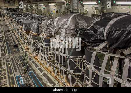 Paletten voller Vorräte auf einem c-17 Globemaster III sind eine Airdrop-Mission in Afghanistan, Jan. 10 vorbereitet. Die Bündel wurden Luft fiel auf eine vorgeschobene operative Basis brauchen Nachschub. Techn. Sgt Dennis J. Henry Jr.) Stockfoto