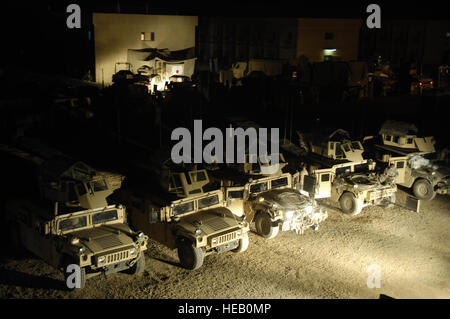 US-Armeesoldaten, 4. Platoon, Delta Company, 2. 12. Infanterie, 2. Brigade, 2nd Infantry Division Fort Carson, Colorado, sammeln vor morgens Dunkelheit für eine Präsenz-Patrouille in der Stadt von Dora befindet sich im südlichen Bagdad, Irak, 20. September 2007. Stockfoto