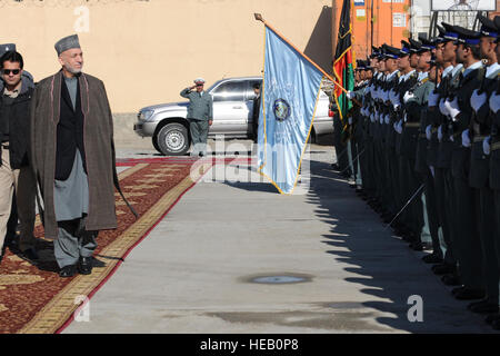 Afghanischen Präsidenten Hamid Karzai kommt an das zentrale Trainingscenter, Kabul, Afghanistan. Präsident Karzai begrüßt Mitglieder der Afghanischen Nationalpolizei und Ausbildung während eines Besuchs in der CTC angesehen. Stockfoto