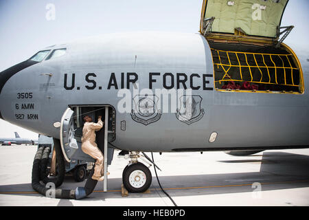 Senior Airman Darhon Hambrick, einen Boom Operator zugewiesen der 340. Expeditionary Air Refueling Squadron, besteigt sein Flugzeug für eine Betankung Mission auf Al Udeid Air Base, Katar, 31. Mai 2016. Flieger aus den 340. Ohren betankt eine e-3 Sentry über den Irak zur Unterstützung kombiniert Joint Task Force-Betrieb innewohnende zu beheben. Den USA und mehr als 60 Koalitionspartner zusammenarbeiten, um zu beseitigen die Terrororganisation ISIL und die Drohung, die sie darstellen, Irak und Syrien.  Staff Sgt Larry E. Reid Jr., veröffentlicht) Stockfoto