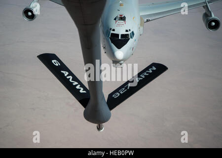 Eine e-3 Sentry (AWACS) nähert sich den Betankung Boom von während einer Mission über den Irak am 31. Mai 2016. Flieger aus den 340. Ohren betankt eine e-3 Sentry über den Irak zur Unterstützung kombiniert Joint Task Force-Betrieb innewohnende zu beheben. Den USA und mehr als 60 Koalitionspartner zusammenarbeiten, um zu beseitigen die Terrororganisation ISIL und die Drohung, die sie darstellen, Irak und Syrien.  Staff Sgt Larry E. Reid Jr., veröffentlicht) Stockfoto