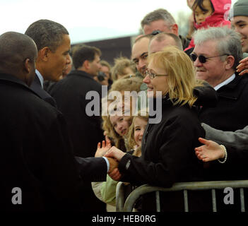 Clackamas County Board of Commissioners Vorsitzende Lynn Peterson grüßt Präsident Barack Obama, als er bei den Portland Air Guard Base in Portland, Oregon/USA, 18. Februar ankommt.  Rechts von ihr ist Major General Mike Caldwell, stellvertretender Direktor, Oregon Militärdepartement, die Peterson zu der Veranstaltung begleitet.  Vor dem Einsteigen in Marine One, Obama angehalten um die Hand, die einerseits den Präsidenten nach Oregon begrüßen.  Der Präsident leitete zu Intel Corporation in Hillsboro, Fertigung für Wissenschaft und Technologie mit Mitarbeitern und Gemeindeleiter zu diskutieren. Stockfoto