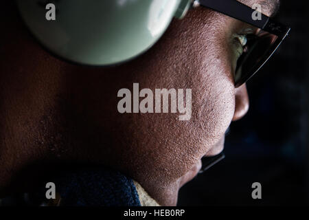 Senior Airman Darhon Hambrick, einen Boom Operator zugewiesen der 340. Expeditionary Air Refueling Squadron, kommuniziert mit der e-3 Sentry (AWACS) Besatzungen während einer Mission über den Irak am 31. Mai 2016. Flieger aus den 340. Ohren betankt eine e-3 Sentry über den Irak zur Unterstützung kombiniert Joint Task Force-Betrieb innewohnende zu beheben. Den USA und mehr als 60 Koalitionspartner zusammenarbeiten, um zu beseitigen die Terrororganisation ISIL und die Drohung, die sie darstellen, Irak und Syrien.  Staff Sgt Larry E. Reid Jr., veröffentlicht) Stockfoto