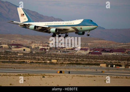 Air Force One Ländereien 21. August 2012, auf der Nellis Air Force Base, Nevada Die VC-25A, Air Force One ist eine modifizierte Version der Boeing 747, die der Präsident der Vereinigten Staaten transportiert. Stockfoto