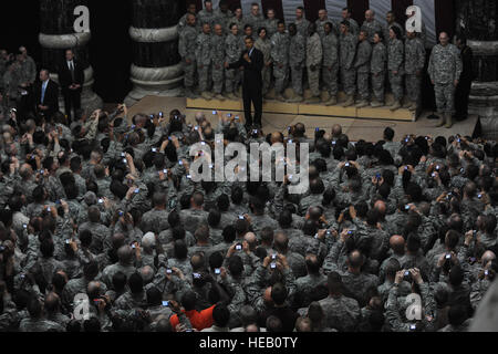 Der Präsident der Vereinigten Staaten, Barack Obama, spricht mit US-Soldaten, Matrosen, Piloten, Marines und Zivilisten zugewiesen, Multi-National Corps-Irak, im Palazzo Al Faw auf Lager-Sieg in Bagdad, Irak, am 7. April 2009. Stockfoto
