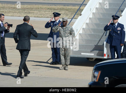 75. Air Base Wing Commander Oberst Ron Jolly grüßt Präsident Barack Obama, als er bereitet Hill Air Force Base 3 April fahren. Alex R. Lloyd) Stockfoto