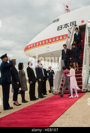 Premierminister von Japan Shinzō Abe und Akie Abe erreichen gemeinsame Basis Andrews, MD., 27. April 2015. Oberst Lawrence Havird, 89. Pflegegruppe Kommandant (grüßen), und Caroline Kennedy, US-Botschafter in Japan und Tochter des ehemaligen Präsidenten Kennedy, waren anwesend, Abe, bei seinem Besuch in Amerika treffen mit Regierungsvertretern hier über eine neue Phase in den US-japanischen Beziehungen zu begrüßen. Glenn Vamvalknburg, Great Falls Grundschule Japanisch-amerikanischen Sekunde-Grader und Megan Dooley, vierte Klasse Japanisch-amerikanischen und Junior olympischer Turner wurden ausgewählt, um die erstklassigen Mini Blumen verleihen Stockfoto