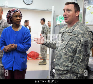 Armee-Personal-Sergeant Brian Neuman, Mitglied der Operation richtige Ausfahrt, spricht mit 332. Expeditionary Medical Group Personal während einer Tour durch die Air Force Theater Hospital am Joint Base Balad, Irak, April 9. Betrieb richtige Ausfahrt Möglichkeit Verwundeten Service-Mitglieder die zu fliegen zurück nach ihrem ehemaligen Theater der Operation mit dem Ziel, ihnen die emotionalen Wunden des Krieges, zu erleichtern, während auch die Verbreitung einer Botschaft der Hoffnung ihren anderen Service-Mitgliedern zu helfen. Stockfoto