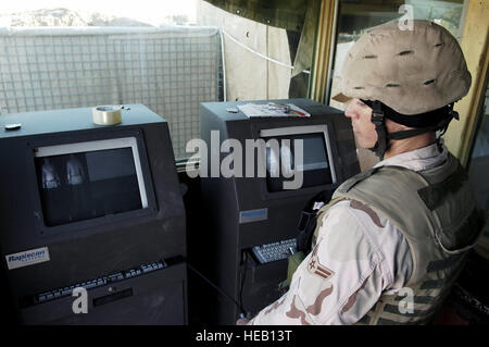 Airman 1st Class Zachary Peel Bildschirme Drittstaatsangehörigen die (TCN) mit einem schnellen Scan x-ray Maschine hier 12 Februar bei Kirkuk Regional Air Base, Irak. Der schnelle Scan X-rays sollen prüfen für Sprengstoff oder Waffen, die Angehörigen versuchen, Zugriff auf der Basis befestigt werden können. A1c-Peel ist ein Mitglied der 506 Expeditionary Sicherheit Kräfte Squadron.   (Foto: USAF SrA Bradley A. Lail) (freigegeben) Stockfoto