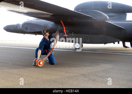 Staff Sgt Ruben, Dragon Aircraft Maintenance Unit, installiert eine Pogo-Rad auf einem u-2 Dragon Lady an einem unbekannten Ort im Südwesten Asien, 9. Februar 2015. Dragon Aircraft Maintenance Unit bietet strategische Intelligenz, Überwachung, Aufklärung für alle die zentrale Befehle Aufgabengebiet. Ruben ist derzeit im Einsatz von Beale Air Force Base, Kalifornien techn. Sgt. Marie Brown) Stockfoto