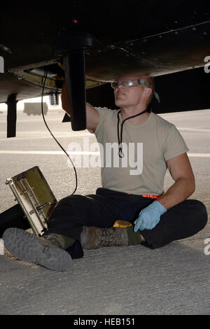 Flieger 1. Klasse Cameron, u-2 Dragon Lady Crewchief, führt eine Überprüfung nach dem Flug auf einem u-2 Dragon Lady an einem unbekannten Ort im Südwesten Asien, 9. Februar 2015. Crew Chiefs sind dafür verantwortlich, dass das Flugzeug bereit für die nächste Mission ist. Cameron ist derzeit im Einsatz von Beale Air Force Base, Kalifornien, und ist ein Eingeborener von Harned, KY techn. Sgt. Marie Brown) Stockfoto