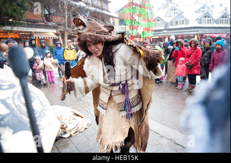 St'atimt indische Bär Tänzerin Jackie Andrew führt einen traditioneller Bär Tanz in Whistler Village.  Whistler BC, Kanada. Stockfoto