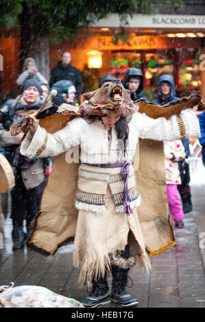 St'atimt indische Bär Tänzerin Jackie Andrew führt einen traditioneller Bär Tanz in Whistler Village.  Whistler BC, Kanada. Stockfoto