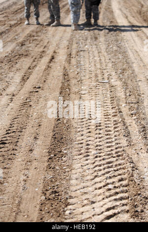 Mitglieder der Farah Provincial Reconstruction Team (PRT) stehen auf einem neu verdichtetem Boden Oberfläche, bekannt als ein sub-Base, die bald die Farah Puscht Rod Segment der Route 515, 16. Februar 2010, Farah Provinz, Afghanistan berücksichtigt werden. Die PRT-geförderten Straßenprojekt, gebaut von der Baufirma Brotheran Alekoza Farahi ist 55 Prozent nach Akhond Zadah, einer der Besitzer des Unternehmens abgeschlossen. Die PRT besuchten den Weg, um neue Kanäle zu beurteilen, überprüfen und löschen alte Düker, Blick auf das Wasser Schadstellen aufgrund der jüngsten Überschwemmungen, eine Bodenprobe zu nehmen, und sprechen mit den contra Stockfoto