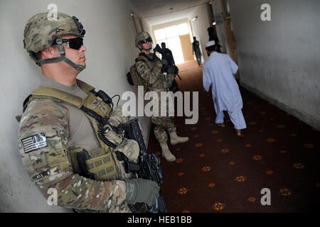 Texas National Guard SGT David Riddlesperger, gebürtig aus Fort Worth, Texas, und Texas National Guard Spezialist Ryan Shout, gebürtig aus Austin, Texas, sorgen für Sicherheit im Inneren Narang Bezirk Mitte, 6. September 2012. Provinzielle Rekonstruktion-Mannschaft-Kunar besucht Bezirk Mitte Schlüssel Führer Engagements mit dem Governor und andere wichtige Distriktleitungen durchzuführen. Das FHM setzt sich der US-Marine, US Army, US Air Force und Zivilisten, die gemeinsam mit lokalen Regierungsbeamten, die Menschen in Afghanistan mit ihrer Regierung zu verbinden. Beide Soldaten sind Mitglieder der PRT-S Stockfoto