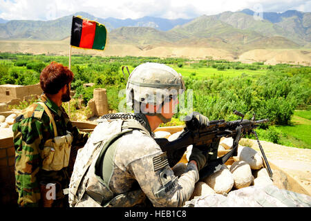 US Army Spc. David Reaves, bietet von Hartsville, SC, Sicherheit neben einem Afghan National Army Soldaten bei einer Verbindung in Parwa'i Dorf in Ost-Afghanistan Nuristan Provinz, Aug 26 ANA. Reaves dient auf der Infanterie-Zug für die provinzielle Rekonstruktion-Mannschaft und Kraft schützt durch Basisverteidigung, persönliche Sicherheit auf Missionen und mehrere Rollen auf einen Konvoi, Fahrer, Richtschütze, Kommandant und Abgang aufzunehmen.  US Air Force Staff Sgt. Steven R. Doty) Stockfoto