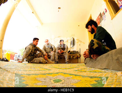 (Von links nach rechts) US Army 1st Lt. Alex Deseta, aus St. Petersburg, Florida, und Staff Sgt. James Johnson, von Hartsville, SC, sprechen mit einem afghanischen Nationalarmee Soldaten an einem ANA zusammengesetzte Parwa'i Dorf in Ost-Afghanistan Nuristan Provinz, Aug 26. 1st Lt. Deseta dient als Zugführer für die Sicherheit Komponente der provinzielle Rekonstruktion-Mannschaft Kräfte und verantwortlich ist für die Ausbildung der ANA und afghanische Nationalpolizei, während Johnson für die Durchführung von Patrouillen im ganzen Distrikt und ANA und ANP sichern alle notwendigen Werkzeuge und Ressourcen um m müssen verantwortlich ist Stockfoto