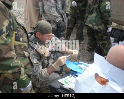 Capt Jon Farley ein Patient behandelt und Mentoren sein afghanischer Amtskollege 20. Mai 2009, während kombiniert Joint Task Force 101, Alasai Tal, Provinz Kapisa, Afghanistan zugeordnet. Kapitän Farley ist ein Arzt? s Assistent, 354. medizinische Operations Squadron, Eielson Air Force Base, Alaska zugewiesen. Chief Master Sgt. John Zincone) Stockfoto