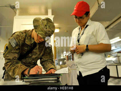 Staff Sgt Tara Richardson, 455. Expeditionary Praxisgemeinschaft Volksgesundheit Techniker, unterschreibt den Anlage Inspektion Papierkram nach der Besichtigung der Koele Dining Facility auf Bagram Air Field, Afghanistan. Sie prüft fünf gastronomischen Einrichtungen und zwei Turnhallen hier monatlich. Öffentliche Gesundheit-Mission ist es, Krankheit, Behinderung und vorzeitigem Tod zu verhindern.   Staff Sergeant Stephenie Wade) Stockfoto