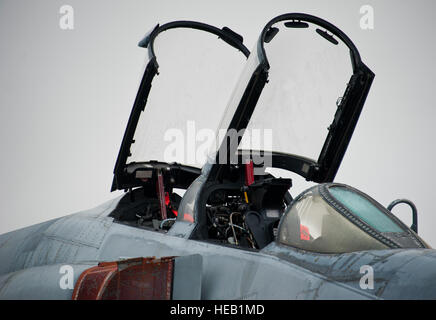 Eines der 82. sitzt Aerial Target Squadron QF-4 s auf dem Laufsteg Drohne vor dem Start 12. Mai um Tyndall Air Force Base, Florida Diese unbemannten QF-4 wurde als umfassende Ziel verwendet und von 177 Kämpfer-Flügel, ganzes New Jersey Air National Guard, die Bekämpfung von Archer beteiligt waren von einem Piloten abgeschossen. Kampf gegen Archer ist der Luft-Luft-Bestandteil der 53. Wing Waffensystem Bewertungsprogramm. Die 82nd ATRS betreibt QF-4, QF-16 und BQM-167 Ziele bemannter und unbemannter Luftziele bieten Unterstützung für Programme über das Department of Defense. Die QF-4-Mission für die 82nd ATRS ein Stockfoto