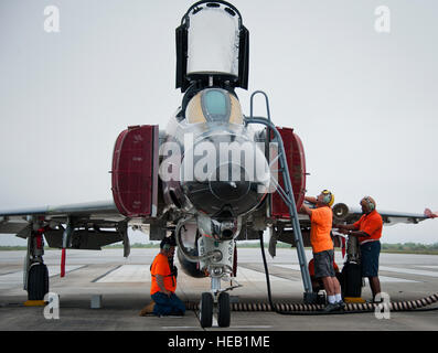 Betreuer mit PAE bereiten ein QF-4 für den Start auf dem Rollfeld Drohne 12. Mai um Tyndall Air Force Base, Florida Diese unbemannten QF-4 wurde als umfassende Ziel verwendet und von 177 Kämpfer-Flügel, ganzes New Jersey Air National Guard, die Bekämpfung von Archer beteiligt waren von einem Piloten abgeschossen. Kampf gegen Archer ist der Luft-Luft-Bestandteil der 53. Wing Waffensystem Bewertungsprogramm. Die 82nd Antenne Ziele Squadron betreibt QF-4, QF-16 und BQM-167 Ziele bemannter und unbemannter Luftziele bieten Unterstützung für Programme über das Department of Defense. Die QF-4-Mission für die 82nd ATRS an Stockfoto