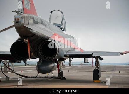 Eines der 82. sitzt Aerial Target Squadron QF-4 s auf dem Laufsteg Drohne vor dem Start 12. Mai um Tyndall Air Force Base, Florida Diese unbemannten QF-4 wurde als umfassende Ziel verwendet und von 177 Kämpfer-Flügel, ganzes New Jersey Air National Guard, die Bekämpfung von Archer beteiligt waren von einem Piloten abgeschossen. Kampf gegen Archer ist der Luft-Luft-Bestandteil der 53. Wing Waffensystem Bewertungsprogramm. Die 82nd Antenne Ziele Squadron betreibt QF-4, QF-16 und BQM-167 Ziele bemannter und unbemannter Luftziele bieten Unterstützung für Programme über das Department of Defense. Die QF-4-mission Stockfoto