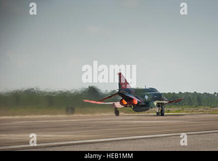 Eines der 82. zieht Aerial Target Squadron QF-4 s über den Laufsteg Drohne 12. Mai um Tyndall Air Force Base, Florida Diese unbemannten QF-4 wurde als umfassende Ziel verwendet und von 177 Kämpfer-Flügel, ganzes New Jersey Air National Guard, die Bekämpfung von Archer beteiligt waren von einem Piloten abgeschossen. Kampf gegen Archer ist der Luft-Luft-Bestandteil der 53. Wing Waffensystem Bewertungsprogramm. Die 82nd ATRS betreibt QF-4, QF-16 und BQM-167 Ziele bemannter und unbemannter Luftziele bieten Unterstützung für Programme über das Department of Defense. Die QF-4-Mission für die 82nd ATRS am Tyndall Stockfoto