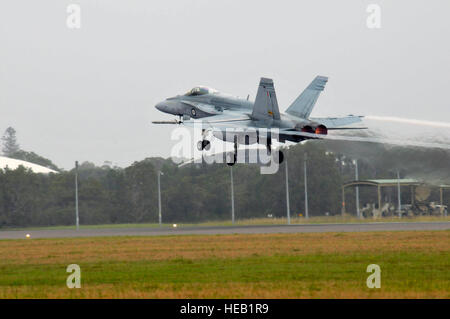 Eine australische f-18 nimmt Abschaltung bei der Royal Australian Air Force (RAAF) Basis, Williamtown, New-South.Wales, Australien, am 21. Februar 2011. 132. Kämpfer-Flügel ist "Sentry Down Under", mit der RAAF Sammelflug Übung beteiligt. (USAF Foto / techn. Sgt Oscar M. Sanchez-Alvarez) Stockfoto