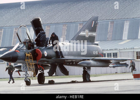 Boden-Besatzungsmitglieder prüfen eine Mirage III-Flugzeuge der Royal Australian Air Force vor Flugbetrieb während der gemeinsame Australien, Neuseeland und uns (ANZUS) Übung Dreiklang 84. Stockfoto