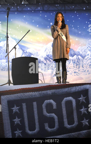 AVIANO AIR BASE, Italien--Miss USA, Rachel Smith spricht während einer GVV Urlaub Aviano Gemeinschaft, 22. Dezember 2007 statt.   Marine Admiral Michael G. Mullen, Vorsitzender der Joint Chiefs Of Staff, angekommen in Aviano am frühen Samstag Nachmittag aus Reihe, Entertainer und prominente Robin Williams, Lewis Black, Kid Rock, Lance Armstrong, Rachel Smith, die amtierende Miss USA und Ronan Tynan eine irische Tennor auf der Vorsitzende United Service Organisationen Holiday Tour bringen. (Foto der US Air Force / Flieger 1. Klasse Ashley Wood) Stockfoto