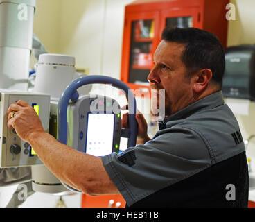 Lee Weideman, 341. Medical Support Squadron-Radiologie-Techniker, nutzt eine GE Proteus visuelle direkte Erfassung Röntgenanlage während einer diagnostischen Bildgebung Radiologie Klinik Malmstrom Air Force Base Feb 12. Direkte Erfassung Sehsystem ist das Hauptinstrument Malmstrom Techniker Einsatz gleichzeitig Radiologen mit detaillierten Bildern. Airman 1st Class Collin Schmidt) Stockfoto