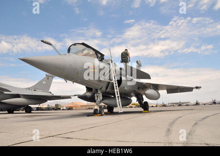 Ein Besatzungsmitglied führt einen Post-Flight-Check auf eine französische Luftwaffe Rafale Kämpfer bei Nellis Air Force Base, Nevada, am 7. August.  Das französische Team ist am Nellis für rote Fahne 08-4, eine zweiwöchigen Übung, die Gruben, Kräfte in eine realistische Antenne "Schlachtfeld", die kämpferischen Fähigkeiten des Amerikaners zu schärfen und alliierte Flieger.   Republik Korea, Indian, Marine und Luftwaffe Mannschaften treten die französische Luftwaffe in rote Fahne 08-4.   Chief Master Sergeant Gary Emery) Stockfoto