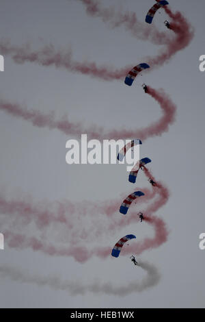 Mitglieder der RAF Falken, Großbritanniens führende Militärs Fallschirm Team anzuzeigen, während ein Vierter Juli Festival an RAF Croughton, U.K., 3. Juli 2014 in Richtung Boden gleiten. Die Royal Air Force Falcons verlassen sich auf ein sehr spezialisiertes Sortiment von Geräten, von Fallschirmen, Generatoren, zeigt durchführen zu rauchen.  Techn. Sgt Chrissy beste Stockfoto