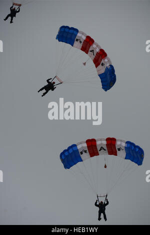 Mitglieder der RAF Falken, Großbritanniens führende Militärs Fallschirm Team anzuzeigen, während ein Vierter Juli Festival an RAF Croughton, U.K., 3. Juli 2014 in Richtung Boden gleiten. Die Royal Air Force Falcons verlassen sich auf ein sehr spezialisiertes Sortiment von Geräten, von Fallschirmen, Generatoren, zeigt durchführen zu rauchen.  Techn. Sgt Chrissy beste Stockfoto