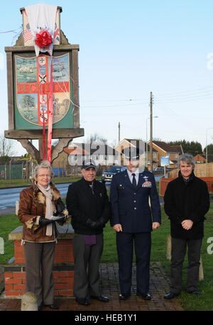 Von links, Kay Sallis, Vorsitzender des Beck Row, Holywell Row und Kenny Hill Gemeinderat, Ken Thompson, britisch-amerikanischer Ausschussvorsitzender, Colonel Christopher Kulas, 100. Air Refueling Wing Commander und Gary Rogers, 100. ARW Public Affairs-Grafiker, enthüllen die neuen Beck-Zeile-Zeichen 2. Februar 2013, an Beck Row, England. Die neuen Zeichen symbolisiert die Einheit zwischen RAF Mildenhall und der lokalen Gemeinschaft.   Master Sergeant Latisha Cole Stockfoto