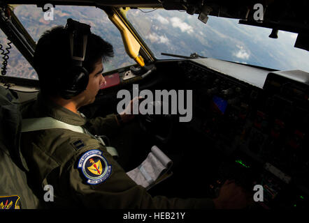 Captain Paul Anguita, 100. Air Refueling Wing Pilot fliegt eine Boeing KC-135 Stratotanker über Ramstein Air Base, Deutschland, 26. März 2015. Flugpersonal und ein KC-135 von Royal Air Force Mildenhall, England, verbrachte mehrere Tage in Ramstein Betankung Missionen für a-10 Thunderbolt IIs durchführen. Piloten auch teilgenommen Flugzeuge Kommandant Upgrade training, hilft ihnen auf die nächste Stufe ihrer Karriere. Senior Airman Damon Kasberg) Stockfoto