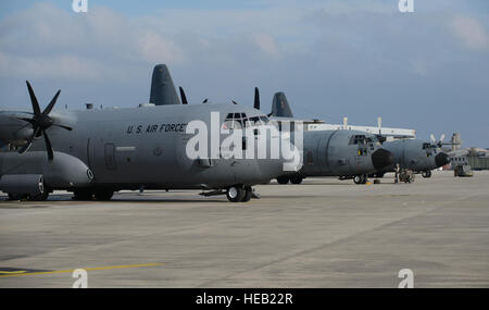 US-Flieger bereit ihre C-130J Super Hercules neben ihren französischen Kollegen C - 130 H Hercules im Orleans - Bricy Air Base, France, 21. Januar 2015. Zwei C-130J Ramstein Air Base in Deutschland beteiligte sich an der Französisch-geführten Übung Volfa 15-1. Senior Airman Armando A. Schwier-Morales) Stockfoto