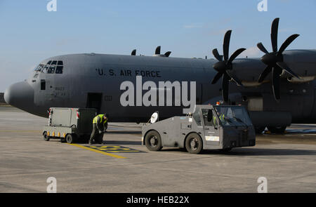 Französischen Betreuern abrufen ein Power Cart vor ein US C-130J Super Hercules ausziehen bei Orleans - Bricy Air Base, Frankreich, 21. Januar 2015. Zwei C-130J wurden von einem französischen C - 130 H Hercules als Teil der französischen geführte Übung Volfa 15-1 geführt. Senior Airman Armando A. Schwier-Morales) Stockfoto