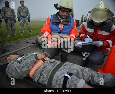 Bemühungen zur Betreuung von verletzten von einem simulierten Flugzeugabsturz während eines schweren Unfalls Antwort Trainings auf Ramstein Air Base, Deutschland, 18. Oktober 2014 unterstützen Host Nation Medizintechniker. Mitglieder der US Air Force und Host Nation Agenturen eine Partnerschaft bei der Durchführung einer Reaktion und die Wiederherstellung Übung in Vorbereitung auf mögliche reale Vorfälle. Senior Airman Hailey Haux) Stockfoto
