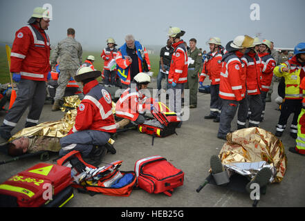 Eine Gruppe von Host Nation medizinische Techniker helfen bei der Hilfe für verletzte Passagiere von einem simulierten Flugzeugabsturz während eines schweren Unfalls Antwort Trainings auf Ramstein Air Base, Deutschland, 18. Oktober 2014. Mitglieder der US Air Force und Host Nation Agenturen eine Partnerschaft bei der Durchführung einer Reaktion und die Wiederherstellung Übung in Vorbereitung auf mögliche reale Vorfälle. Senior Airman Hailey Haux) Stockfoto