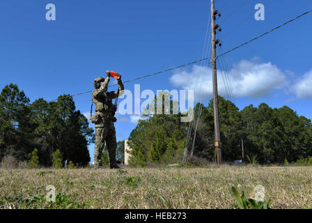 Ein Army-Ranger aus dem 3. Ranger-Bataillon, 75th Ranger Regiment signalisiert ein Flugzeug auf seinem Team Position in Hurlburt Field, Florida, 11. Februar 2016. Während dieser Übung funkte Rangers Koordinaten F-35A Lightning II Piloten um Luftunterstützung zu simulieren. Senior Airman Andrea Posey) Stockfoto