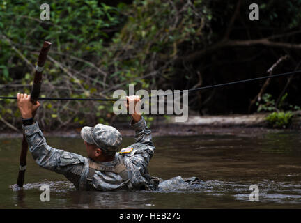 Staff Sgt Ariel Rivera, 6. Ranger Training Bataillon, überquert den Fluss mit einem Seil auf der Eglin Air Force Base, Florida, eine Gedenkstätte für die vier gefallenen Rangers zu erreichen, die ihr Leben 16. Februar 1995 verloren.  Mehr als 40 Soldaten nahmen an der Exkursion Sept. 25, die in die Fußstapfen von den tragischen Kader aus ihren Erfahrungen zu lernen und zu verstehen, was in dieser Nacht vor fast 20 Jahren stattfand.  Samuel King Jr.) Stockfoto