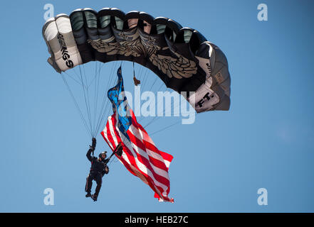 Der Lead Silver Wings Ski-Taucher-Vektoren in für eine Landung mit eine riesige amerikanische Flagge während der 6. Ranger Training Bataillon Open House-Veranstaltung am 7. Mai um Eglin Air Force Base, Florida  Die Veranstaltung war eine Chance für die Öffentlichkeit zu lernen wie Rangers auszubilden und zu betreiben. Die Veranstaltung zeigt zeigte, Ausrüstung, Waffen, Reptilienzoo, Kinderschminken und Waffe abfeuern unter anderem. Die Demonstrationen protzte Nahkampf, einen Fallschirmsprung, Schlange-Show und Rangers in Aktion. Samuel King Jr.) Stockfoto