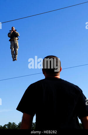 Ein Ranger-Kader Uhren Trainee 40 ft fallen in einen See während seines Auftritts in der Bekämpfung Wasser überleben Assessment Kurs Fort Bennning Georgien.  Die CWSA besteht aus einen 40 ft high-Rise Spaziergang auf einem Brett 2 ft breit, ein Seil-Crawl und Dungeons und eine 70ft Zip Line Fahrt.  Es gibt drei Phasen in Ranger training, darunter der Benning-Phase in Fort Benning, Georgia, Mountain Phase in Dahlonega, Georgia und Florida-Phase am Camp James E. Rudder.  Master Sergeant Cecilio Ricardo) (veröffentlicht) Stockfoto