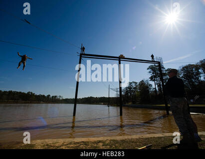 Ein Ranger-Kader Uhren Trainee 40 ft fallen in einen See während seines Auftritts in der Bekämpfung Wasser überleben Assessment Kurs Fort Bennning Georgien.  Die CWSA besteht aus einen 40 ft high-Rise Spaziergang auf einem Brett 2 ft breit, ein Seil-Crawl und Dungeons und eine 70ft Zip Line Fahrt.   Es gibt drei Phasen in Ranger training, darunter der Benning-Phase in Fort Benning, Georgia, Mountain Phase in Dahlonega, Georgia und Florida-Phase am Camp James E. Rudder.  Master Sergeant Cecilio Ricardo) (veröffentlicht) Stockfoto